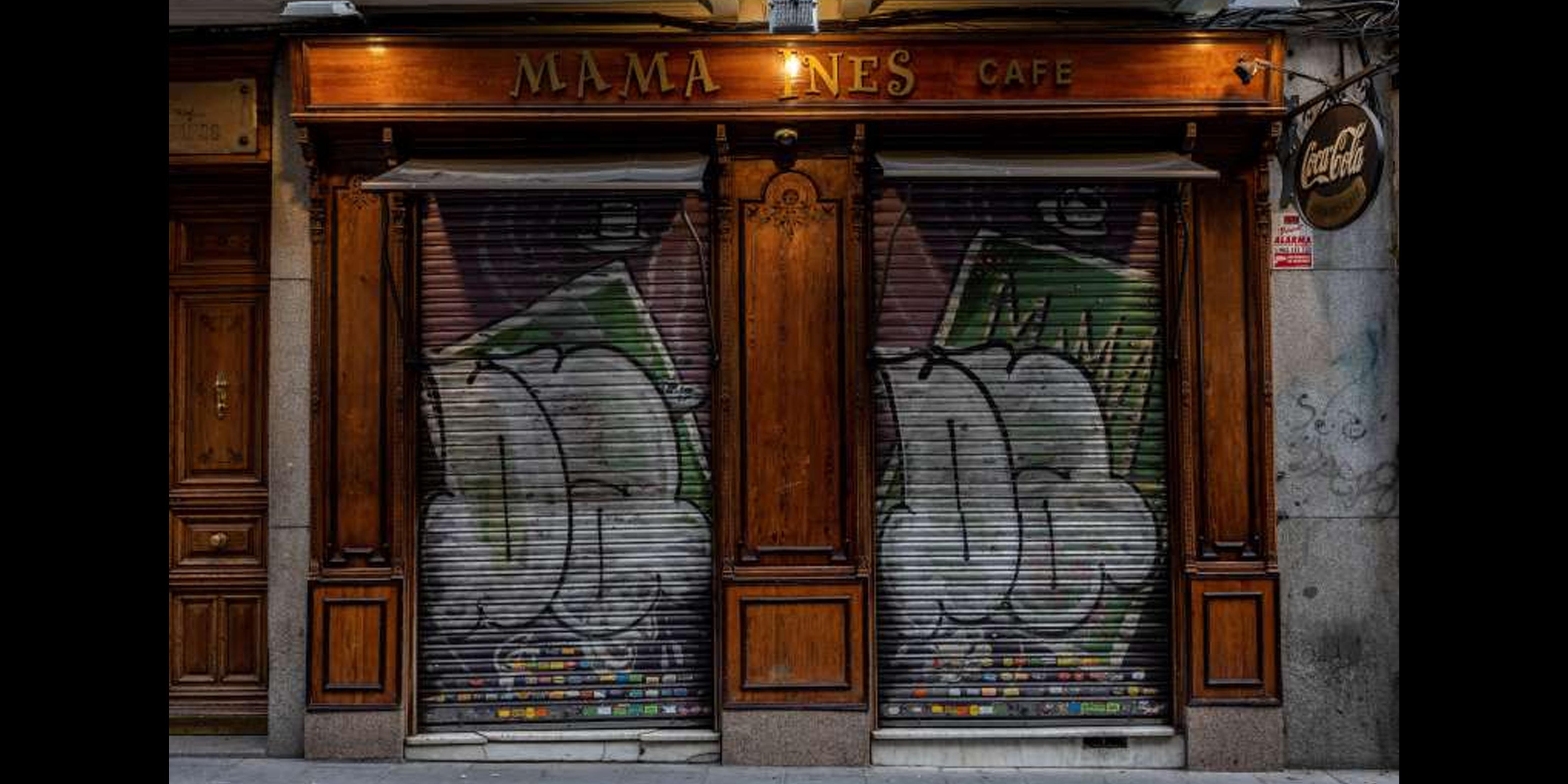 FOTO 1 | En esta imagen, tomada el 20 de abril de 2020, detalle de la entrada de un café cerrado durante el brote de coronavirus, en Madrid, España. La Confederación Española de Comercio, que representa a miles de pequeños negocios, dijo que hasta el 30% de sus negocios echarán el cierre definitivo a menos que reciban ayudas gubernamentales. (AP Foto/Bernat Armangue)