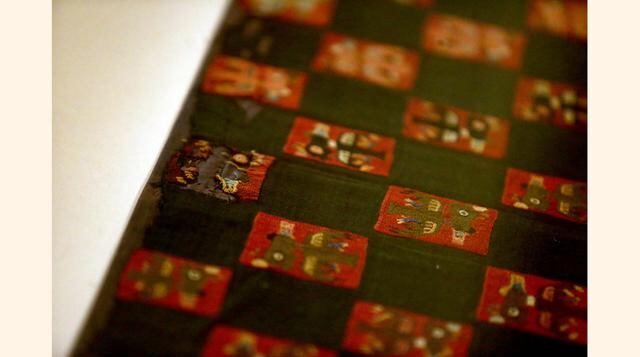 A diferencia de la mayoría de los mantos Paracas, que suelen repetir el mismo motivo en toda la tela, el manto calendario tiene 32 motivos con diferentes figuras.