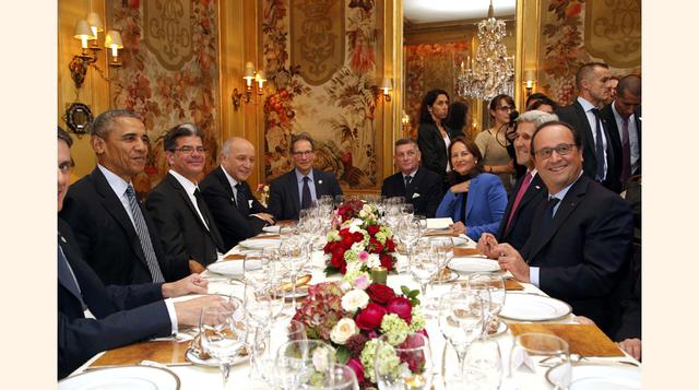 El presidente de EE.UU. Barack Obama con el presidente francés Francois Hollande en la cena en el restaurante Ambroisie en Paris. Obama se encuentra en Francia en una visita de dos días como parte de la Conferencia del Cambio Climático 2015 (COP21). (Foto