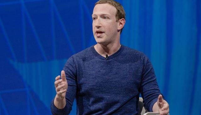 FOTO 7 | 7. Mark Zuckerberg. Valor neto: $54.7 mil millones de dólares
Empresa: Cofundador y CEO de Facebook
Edad: 34 años
El dormitorio universitario en el que se originó Facebook y el status de millonario de Mark Zuckerberg a los 22 años (y de multimillonario un año después) es una historia de éxito muy bien conocida en Sillicon Valley. Pero Facebook no fue el primer proyecto de Zuckerberg. Él y Adam D’Angelo, quien después sería el cofundador de Quora, eran amigos en la prepa y crearon un reproductor de música que te sugería canciones basándose en lo que escuchabas en Synapse. Esta plataforma despertó el interés de Microsoft, pero este par rechazó la oferta de $950 mil dólares que les hicieron, y decidieron pagar el costo de la patente entre los dos. (Foto: Getty)