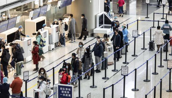 Los viajeros se registran para un vuelo en el Aeropuerto Internacional de Hongqiao en Shanghái, China, el lunes 12 de diciembre de 2022. (Fotógrafo: Qilai Shen/Bloomberg)