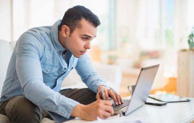 FOTO 40 | LIMPIA TU HISTORIAL DE BÚSQUEDA.  No permitas que tu historial de búsqueda afecte las tarifas aéreas que detectas en internet. Borra el caché (memoria de acceso rápido) de tu computadora antes de comenzar tu búsqueda. De esta forma, te asegurarás de que los sitios de reservaciones no realicen un seguimiento de tu historial y de los patrones de viaje para realizar búsquedas de vuelos repetidas para ofrecer precios inflados con base en tu dirección IP (acrónimo de Internet Protocol/Protocolo de internet). Aunque no hay pruebas sólidas de que las principales aerolíneas supervisen el comportamiento y la actividad de los usuarios, es una buena idea darte ventaja en internet cuando busques un vuelo en modo privado en Safari, Firefox o Chrome (abre un navegador como incógnito/invitado). Alternativamente, reserva tus vuelos en una computadora diferente o desde un lugar diferente para evitar que se rastree tu historial de búsqueda. (Foto: Getty)