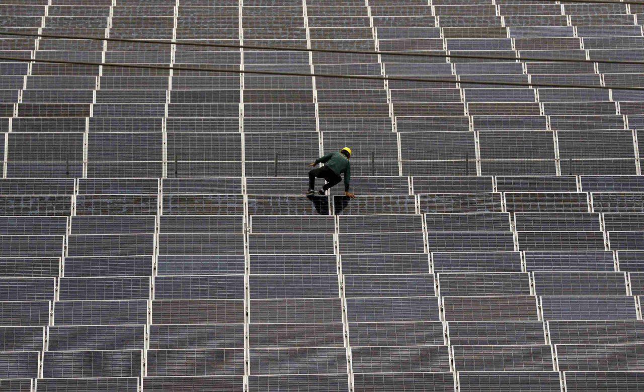 Foto 23 | En 2016, la capacidad instalada de energía solar, eólica, hidroeléctrica, geotérmica y biomasa en todo el mundo sobrepasó los 160 gigavatios, lo que significa una inversión de casi US$ 297,000 millones. El año pasado, las fuentes de energía renovable representaron más de la mitad de la capacidad añadida en el mundo.