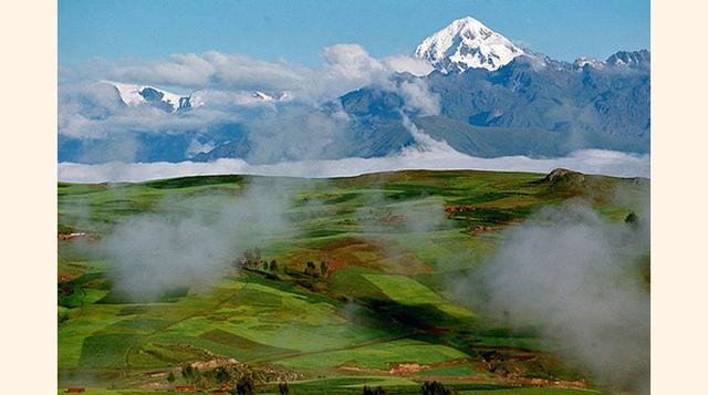 Cusco, Perú. El esplendor inca y el barroco andino están lado a lado en las calles de piedra de Cusco, representados por el palacio Coricancha y la iglesia de Santo Domingo flanqueando la Plaza de Armas. En este crisol de altas alturas de la cultura ameri