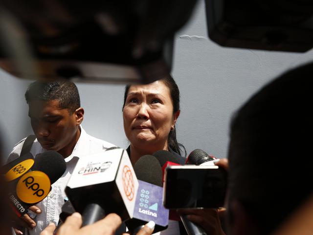 Keiko Fujimori, cuyo poder comenzaba a debilitarse, lloró ante periodistas pidiendo detener una supuesta persecución de sus "enemigos políticos". (Foto: GEC)