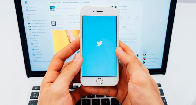 FOTO 5 | 5. Redes sociales
Las redes son la puerta al mundo: internet permite compartir información tanto profesional como personal. Contar con al menos una red sociales fundamental, y si fuera Twitter o LinkedIn, sería mejor. Son redes que trasmiten una imagen de un profesional actualizado y amigo de lasnuevas tecnologías.  (Foto: Freepik)