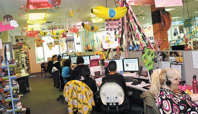 FOTO 13 | 13. Zappos – Las Vegas.

Si no eres de Estados Unidos, entonces es probable que no hayas oído hablar de Zappos, pero es una gran compañía. De hecho, es la compañía de venta online de zapatos más grande del mundo. La satisfacción del cliente es el secreto detrás del éxito de esta empresa, de ahí viene su buena fama, y por eso ahora es parte de uno de los sitios más exitosos de Internet, al haber sido comprado por Amazon en 2009.

Esta cultura de valorar la importancia e individualidad de cada persona ha sido aplicada en la sede de la compañía, donde cada empleado puede dejar su pequeña huella en el diseño de su oficina. A diferencia de la mayoría de las compañías en esta lista, Zappos ha mantenido el diseño basado en cubículos, pero estimulando a cada empleado a apropiarse de su espacio, usando decoraciones, juguetes y baratijas. (Foto: viralismo)