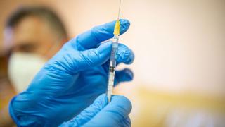 ¿Deberían todos recibir un refuerzo de vacuna contra el coronavirus? Los expertos están divididos