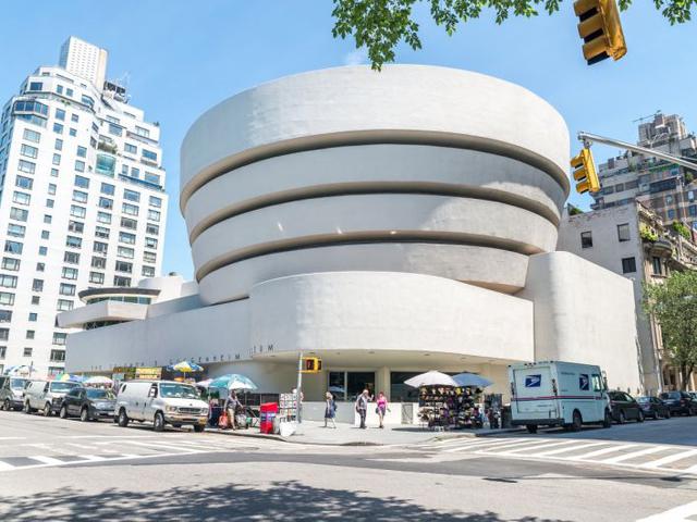 5. Diseñado por Frank Lloyd Wright, el Museo Guggenheim de Nueva York va en espiral hacia arriba. Su centro hueco puede ser usado para exhibir grandes piezas de arte.
