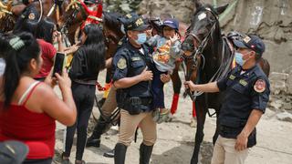 Policía montada presenta show navideño para niños en Asentamiento Humano Proyecto Integral