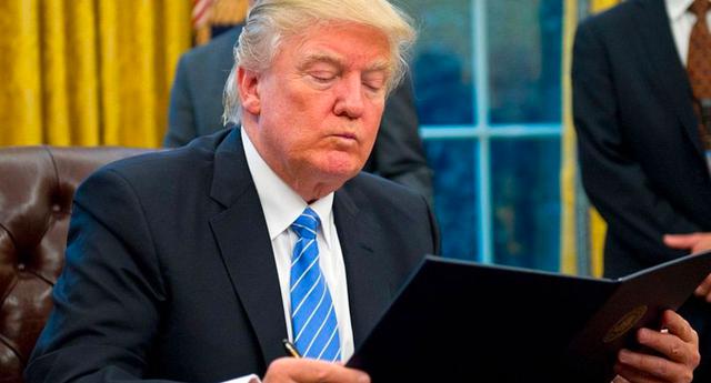 FOTO 2 | 2. Donald Trump
Puedes tomarlo o no como inspiración, pero Donald Trump es el presidente de Estados Unidos y prefiere la prensa escrita que la digital.
Trump nunca ha sido un ávido lector, pero a pesar de no leer libros de manera habitual, le gusta recibir las noticias de la forma tradicional: en periódicos impresos. Según Politico, su staff recolecta artículos de periódicos como el New York Post o el New York Times, e incluso le imprimen artículos para que los lea. El presidente subraya, marca y circula lo que lee.
Antes de pasarle un artículo al presidente, éste debe ser avalado por su jefe de staff, y luego se agrega a una carpeta con otros artículos o historias. (Foto: Getty)