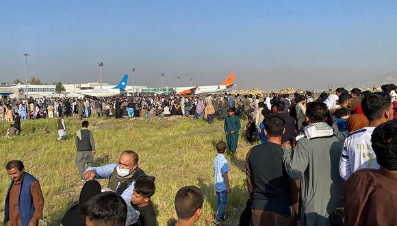 Los afganos se agolpan en el aeropuerto mientras esperan salir de Kabul el 16 de agosto de 2021. (Shakib Rahmani / AFP).