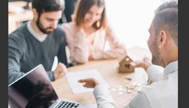 FOTO 7 | 4. No has motivado la acción.
Un fuerte estímulo para entrar en acción proporciona al prospecto razones para comprar en ese instante. Esto se aplica a las situaciones en las que sólo hay una reunión para cerrar la venta: cuando un contratista se reúne con el propietario para proporcionarle un costo aproximado, o cuando un representante de ventas independiente se ve con un prospecto para venderle cierto equipo electrónico. Los incentivos de compra le dan al prospecto una razón para poner manos a la obra en ese momento. Algunos incentivos de compras comunes son la garantía de conformidad o la devolución del dinero, o un descuento por pagos en efectivo.

Algunos negocios -consultorías, agencias de relaciones públicas, despachos contables, entre otros- tienen un ciclo de ventas más amplio que exige edificar una relación paulatina con el cliente. Ello implica que se requieren varios encuentros antes de cerrar la venta. Tu labor consiste en generar un sentido de urgencia mediante movimientos que acerque más al cliente a la decisión de compra. (Foto: Freepik)