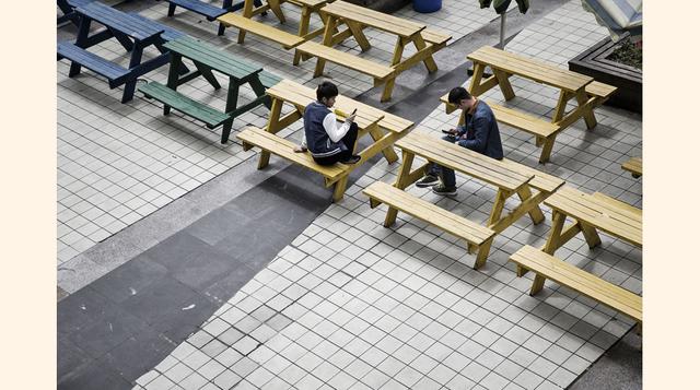 Pocos minutos después de las 9 en la vasta planta de Pegatron Corp. en las afueras de Shanghái, miles de trabajadores enfundados en chaquetas rosas se preparan para hacer teléfonos iPhone. En la foto, algunos empleados miran sus teléfonos inteligentes mie