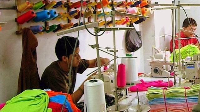 Keiko Fujimori plantea la "revolución" de las micro y pequeñas empresas (MYPES) para convertirlas en exportadoras. Promete una tributación cero en los primeros dos años para las nuevas micro y pequeñas empresas, y luego implementar períodos de g