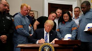 Trump impone oficialmente aranceles del 25% al acero y 10% al aluminio