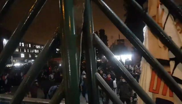 los estudiantes de la casa de estudiantes llevaron a cabo una movilización, bloqueando las puertas de ingreso a la ciudad universitaria. (Foto: Twitter)