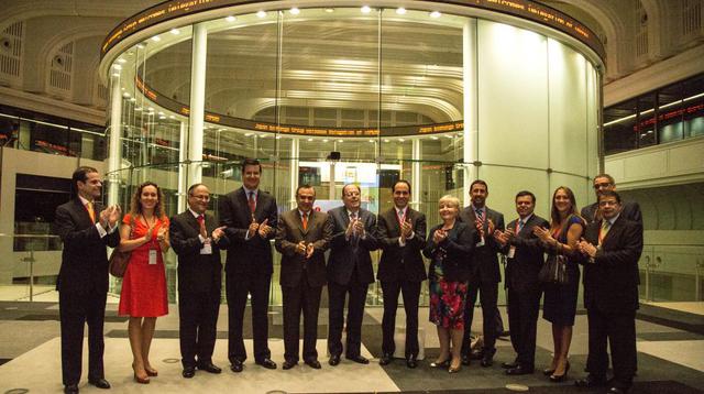 Los representantes peruanos de inPerú junto a las autoridades japonesas en el primer día del Road Show Asia 2015 tras el campanazo.