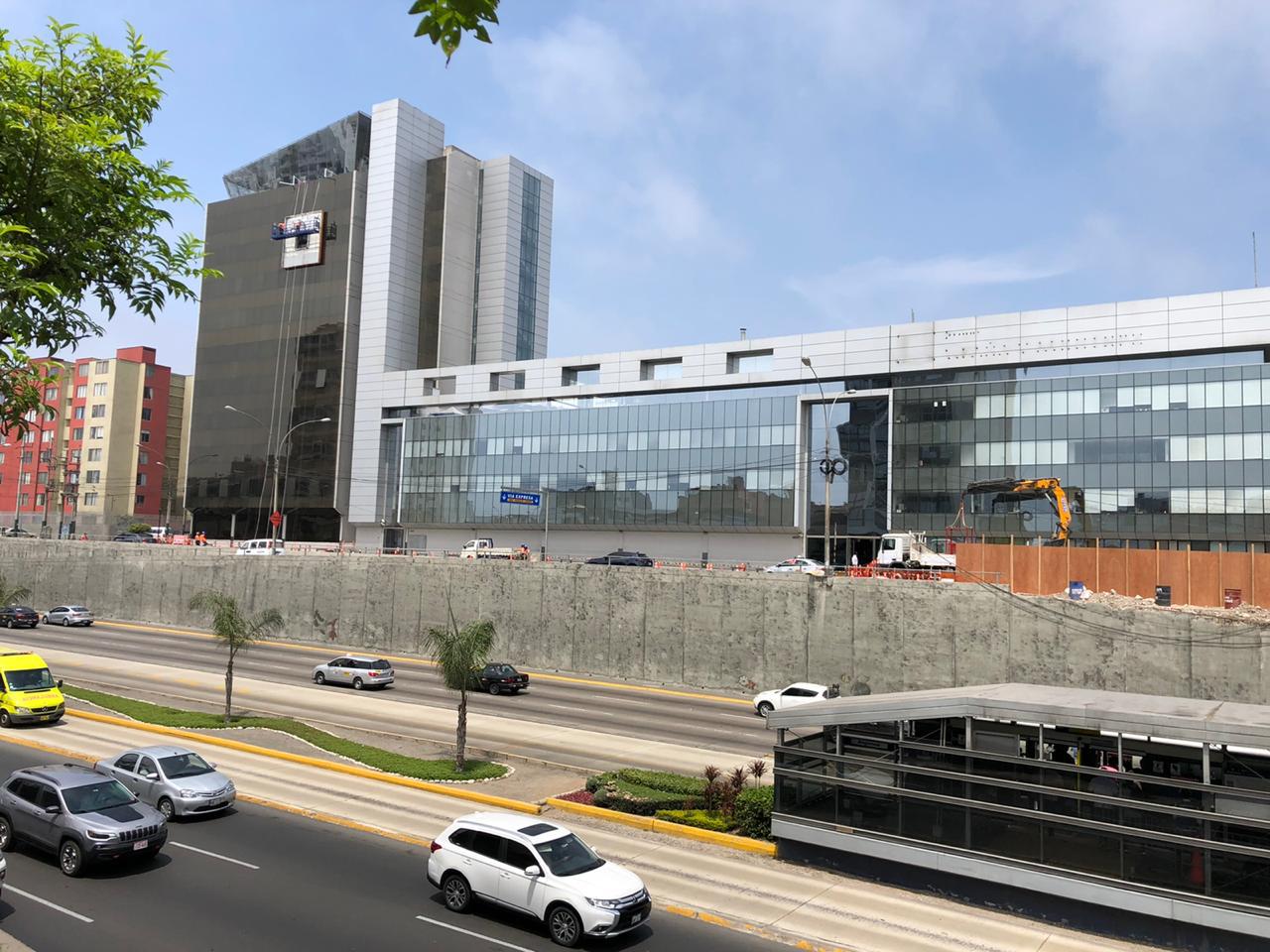 Retiran logo de Graña y Montero de fachada de sede de empresa en Av. Paseo de la República. (Foto: GEC/ Marco Antonio Ramon Huaroto)