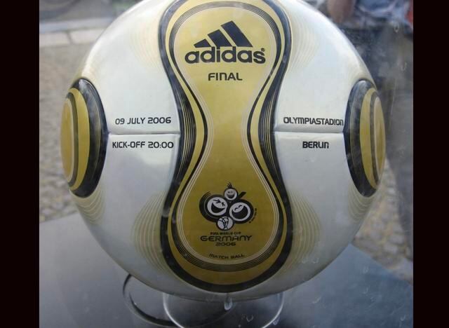 FOTO 17 | 17. +Teamgeist (Alemania 2006) A este balón se le quitan gajos y se añade una tecnología que ofrece una superficie más suave para el golpeo. (Foto: JÜRGEN SIEBERT - WIKIMEDIA COMMONS)
