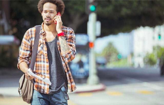 FOTO 41 | MANTENTE CONECTADO SIN TENER DIFICULTADES FINANCIERAS. "Los viajeros internacionales deberían considerar conseguir un servicio telefónico de Google, un plan telefónico de Google conocido como Project Fi", dice Perrin. "Por 20 dólares por mes, recibes mensajes de texto y llamadas nacionales ilimitadas y textos internacionales ilimitados, y pagas solo 10 dólares por 1 GB por el uso de datos en más de 135 países cubiertos", explica. Dubash también recomienda Project Fi de Google, destacando su velocidad rápida de cuarta generación y tasa reducida. Lo mejor de todo es que "el uso de datos en el hogar cuesta lo mismo que usar datos en el extranjero, y se obtiene un crédito por los datos no utilizados", dice Perrin. Cuando se está en tránsito, Perrin también aconseja buscar wifi gratuito, no solo en lugares comunes como cafeterías, "sino en las bibliotecas, los museos y, a menudo, en los vestíbulos de hoteles". (Foto: Getty)