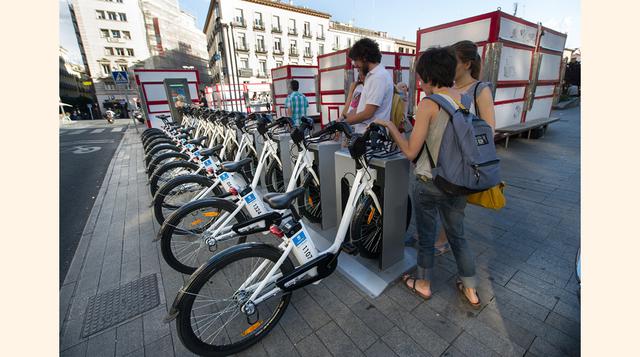 Madrid, España. La capital española es cada vez más peatonal. Desde que hace menos de un año comenzasen a usarse las bicis eléctricas, parece que hay bastante gente que se anima a usarlas a diario. Además se pretende seguir aumentando durante los próximos