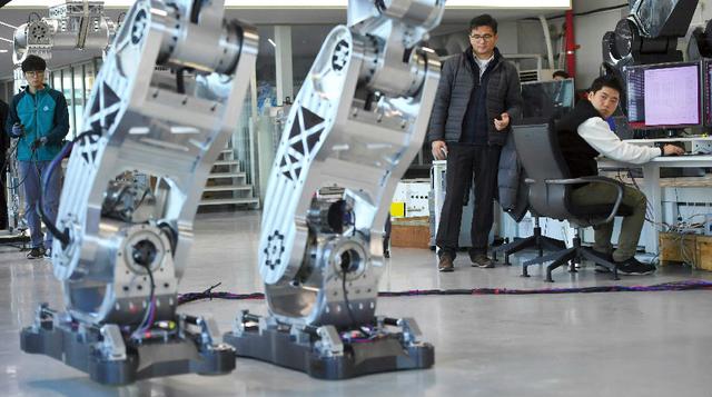El robot posee más del doble del tamaño de un hombre alto, es tan pesado que sacude la tierra cuando da un paso como el zumbido de los motores (foto: AFP).