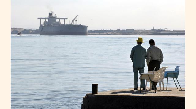 Gracias a las elevadas tasas que se cobrará por el tránsito entre el mar Mediterráneo y el Mar Rojo, el trayecto más corto entre Asia y Europa, el Gobierno egipcio confía en duplicar los ingresos del canal a medio plazo, hasta los US$ 13,000 millones al a