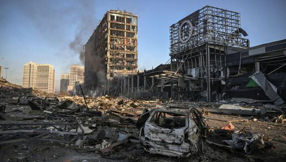 El humo se eleva después de un ataque ruso contra el centro comercial Retroville y el distrito residencial de Kiev. (Foto: ARIS MESSINIS / AFP)