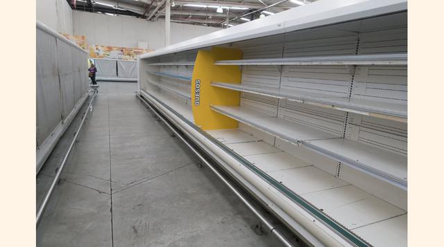 Algunos de los agresores, que iban en busca de bienes de primera necesidad que hoy escasean en el país, retuvieron a clientes del "Abasto Bicentenario" de la ciudad de San Cristóbal, pero fueron apresados rápidamente por la policía y miembros de