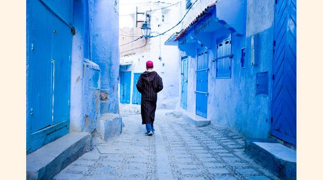 La calle Azul (Chefchaouen). En Traveler mantenemos que Chefchaouen es la ciudad en la que te sentirás como en el fondo de una piscina. Es por ello que sus calles tienen que encontrarse en este ranking. Paredes enlacadas, suelos blancos y puertas y ventan