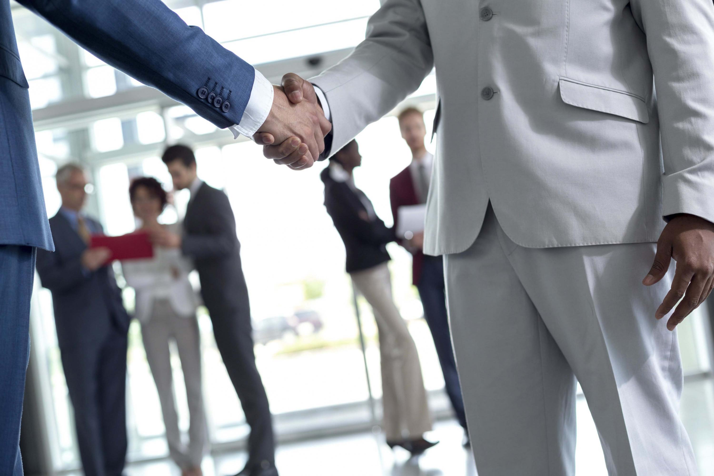 FOTO 24 | Únete para competir. La explosión del outsourcing en nuestro país ha puesto a numerosas pymes de servicios profesionales en una situación de bonanza. Pero, como ocurre siempre, esto también es sinónimo de una fuerte competencia donde quienes tienen más infraestructura y medios humanos llevan las de ganar. ¿O no necesariamente? Un ex trabajador de Indra y formador en Ingeniería de Sistemas de Información desarrolló su estrategia de negocio con estos elementos: calidad, teletrabajo, una red de profesionales de similar perfil y una marca común. Cuando se quedó sin trabajo, comenzó a ofrecer sus servicios como consultor independiente. Muy pronto, volvía a impartir cursos sobre tecnologías de la información (TI), empezando por sus clientes anteriores. Alía contactó con otros en igual situación y unieron esfuerzos bajo una marca. Esto confería una mayor sensación de solidez y generaba mayor confianza en los clientes potenciales. Se convirtieron en una empresa distribuida, sin infraestructura física, sólo TI .