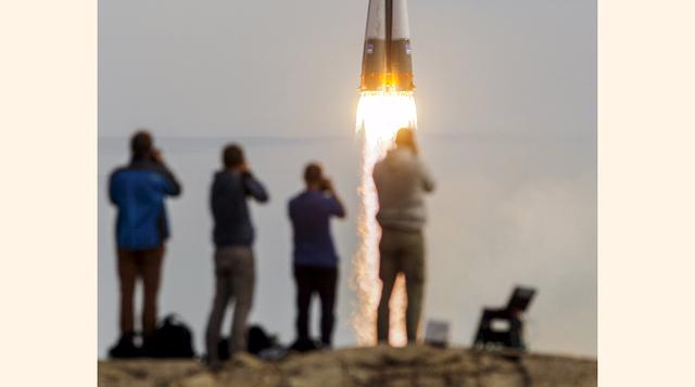Un grupo de fotógrafos capta el instante mismo del despegue de la nave espacial Soyuz TMA-18M, que fue el lanzamiento número 500 de una nave espacial desde el cosmódromo de Baikonur. (Foto: Reuters)