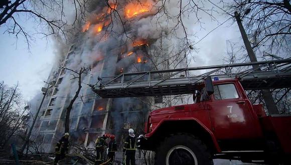 Bomberos trabajan para extinguir un incendio en un bloque de viviendas afectado por bombardeos de Rusia en el distrito de Sviatoshynsky, en el oeste de Kiev, la capital de Ucrania. (AFP).