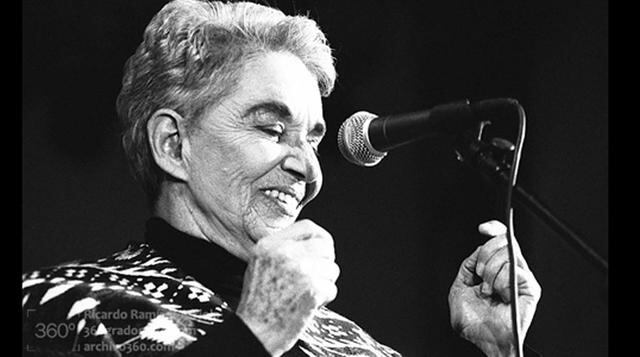 22. Chavela Vargas. "Hay que llenar el planeta de violines y guitarras en lugar de tanta metralla".
