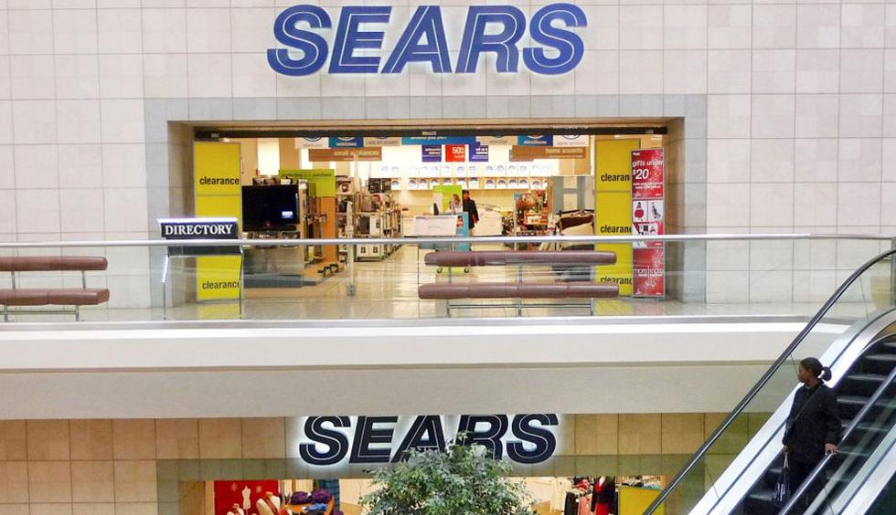 FOTO 1 | Fachada de una tienda por departamento de Sears en el centro comercial Fair Oaks en Virginia (EE UU), el 7 de enero de 2010. (Foto: Reuters/ EL PAÍS)
