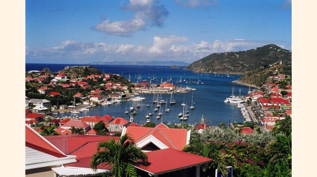 Puerto de Gustavia, San Bartolomé. Es uno de los destinos favoritos del Caribe. Cuando los millonarios visitan la isla llegan en sus aviones privados o en sus súper yates de lujo que anclan en el Puerto de Gustavia. Cuenta con 60 puestos. Los espacios en 