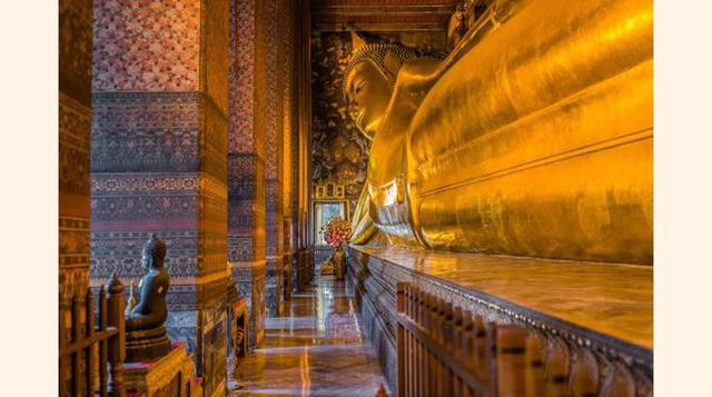 Templo del Buda Reclinado (Wat Pho), Bangkok, Tailandia. "Si no entra a este templo, realmente no se puede decir que lo vio Bangkok. Absolutamente precioso. El Buda reclinado realmente me dejó sin aliento".