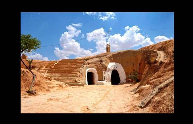 FOTO 10 | 10. Matmata es una ciudad del sur de Túnez en donde sus habitantes residen en casas trogloditas. Los habitantes construyeron estas viviendas bajo tierra, toda una obra arquitectónica hecha de arena arcillosa. Como curiosidad, Matmata fue el escenario de la grabación de la película de Stars Wars: La Guerra de las Galaxias.