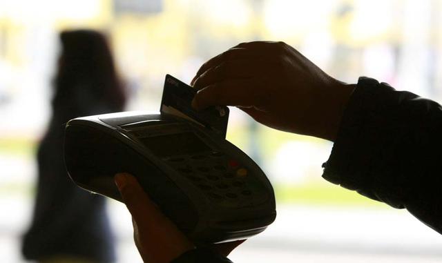 Aproveche las promociones por el primer uso de la tarjeta. Normalmente, cuando recién se obtiene una tarjetas de crédito, existen diversas promociones para incentivar la primera compra con el “plástico” nuevo, que van desde la devolución de un porcentaje 