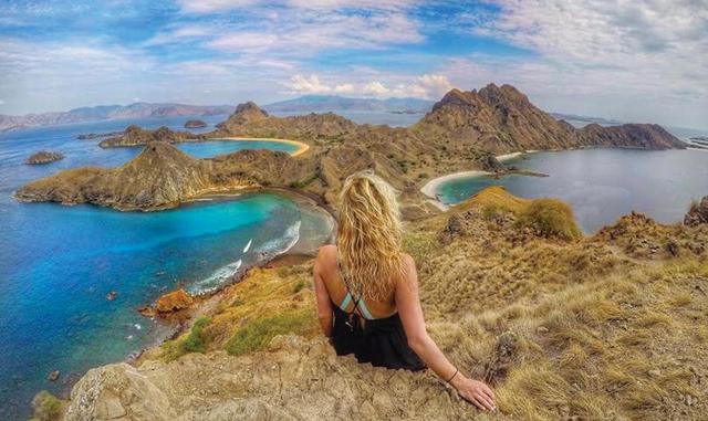 Foto 20 | Dónde: Islas Komodo, Indonesia. Alyssa Ramos, fundadora de My Life's a Movie, recomienda que para una aventura épica diríjase a las Islas de Komodo, nombrada una de las Nuevas 7 Maravillas de la Naturaleza. La mayoría de las islas en Indonesia están increíblemente socavadas por lo popular que es Bali, pero definitivamente vale la pena visitar Komodo y sus islas circundantes. Como su nombre lo indica, Komodo es el hogar nativo de los terroríficos mini-Godzillas conocidos como Komodo Dragons. Para verlos, realiza un increíble recorrido en bote que lo lleva a una isla de playa tricolor y a nadar con mantarrayas salvajes. Llegar a Komodo desde Bali cuesta alrededor de US$ 40 en bote o US$ 200 en un vuelo, y el alojamiento y la comida son muy baratos porque, bueno, es Indonesia después de todo.