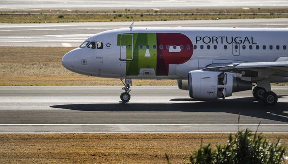 Venezuela suspendió por tres meses las operaciones de la aerolínea TAP Air Portugal, que transportó la semana pasada al líder opositor Juan Guaidó en su viaje de retorno al país. (Photo by PATRICIA DE MELO MOREIRA / AFP).