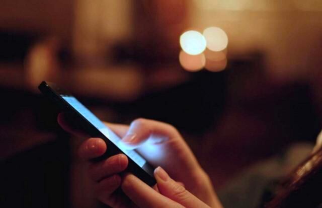 FOTO 5 | CONFÍA EN LAS APLICACIONES DE SUPERVISIÓN DE VUELO Y LAS ALERTAS DE TARIFAS. Los viajeros conocedores se mantienen al tanto supervisando las tendencias de precios para tu destino deseado con plataformas integrales de seguimiento de precios y alertas de precios. Schlicter destaca a Airfarewatchdog.com como un recurso ideal. "Puedes consultar las tarifas desde tu ciudad de salida o configurar alertas por correo electrónico para que te avise cuando los precios bajen en un itinerario que te interese", explica. Además de Airfarewatchdog, puedes rastrear los precios con Kayak, Hopper, Google Flights y Skyscanner, entre otras herramientas de control de precios. Una vez que te hayas registrado, te mantendrás en sintonía con las rebajas de precios y no tendrás que tomar ningún paso adicional además de consultar tu correo electrónico, de modo que estés listo para actuar cuando aparezca una oferta. (Foto: Getty)