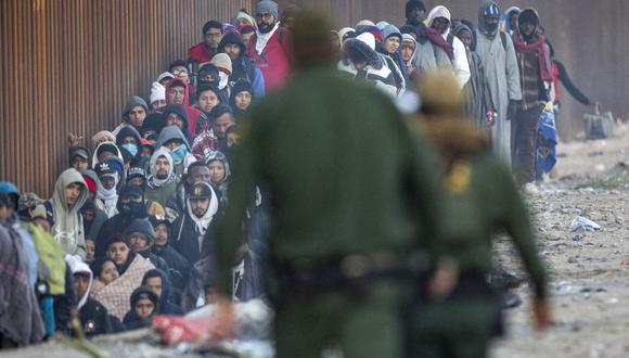 El mandatario mexicano promete defender a sus compatriotas y migrantes, desestimando la estrategia de Abbott. Foto: Bloomberg
