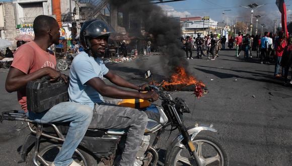 Manifestantes protestan para exigir la renuncia del primer ministro Ariel Henry en Puerto Príncipe, Haití, el 7 de marzo de 2024. (Foto de Johnson Sabin / EFE)
