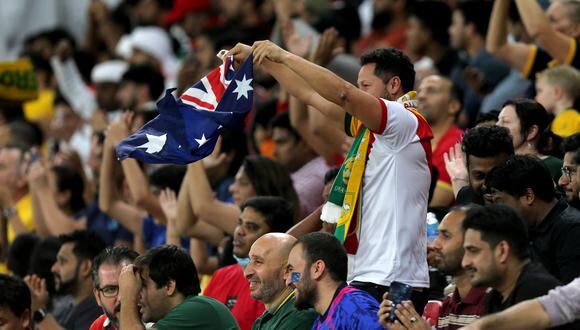 Hinchas peruanos y australianos se encontrarán en el repechaje con miras al Mundial Qatar 2022. (Foto:  Mustafa ABUMUNES / AFP)