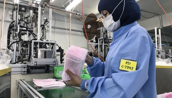 Una fábrica de mascarillas quirúrgicas tailandesas, que produce 10 millones de máscaras al mes, aumentó las horas de trabajo para hacer frente a la creciente demanda tras un brote de SARS virus en China. (AFP)