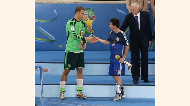 De Argentina Lionel Messi da la mano con el portero alemán Manuel Neuer, durante la ceremonia de premiación. (Foto: Reuters)
