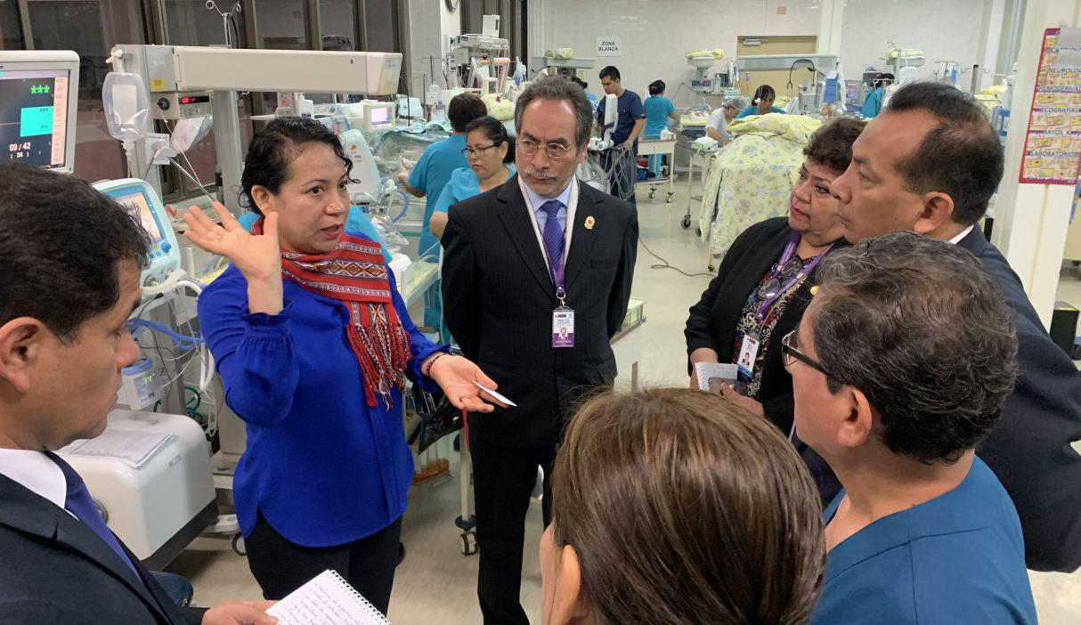 Rebeca Cruz realizó una visita inopinada al Instituto Materno Perinatal. (Foto: @rebecacruzt)