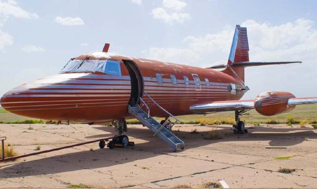 Los otros dos aeroplanos, bautizados como 'Lisa Marie', en honor a su hija, y 'Hound Dog II', fueron diseñados por el intérprete del mundialmente conocido 'Jailhouse Rock' y subastados por unos US$ 11.2 millones después de pe